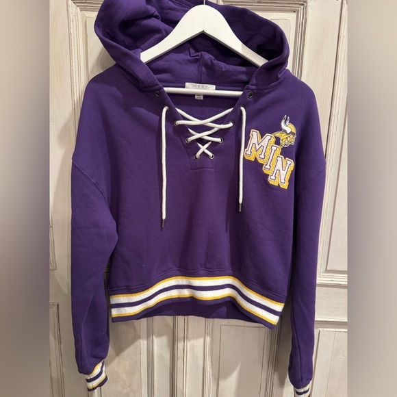 WEAR- Minnesota Vikings Erin Andrews size small - crop - Picture 4 of 8